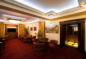 TV a/nebo společenská místnost v ubytování Elegant Hotel & Resort