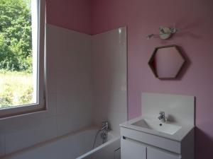 Sassetot-le-MauconduitにあるVilla Dianeのバスルーム(白い洗面台、窓付)