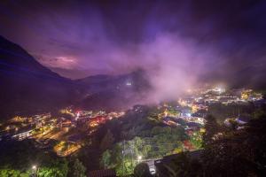 Pemandangan umum gunung atau pemandangan gunung yang diambil dari hotel