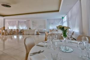 מסעדה או מקום אחר לאכול בו ב-Hotel Delfa