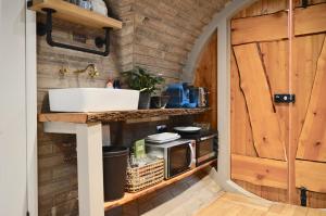 Hobbit-Style House in Bathにあるキッチンまたは簡易キッチン