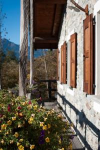 a building with flowers on the side of it at Agriturismo La Pedruscia in Civo +18 photos