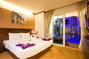 Postel nebo postele na pokoji v ubytování Supicha Pool Access Hotel - SHA Plus