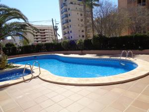 卡爾佩的住宿－EDIFICIO OASIS，城市中心的一个游泳池