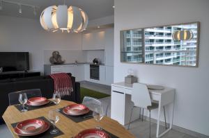 Sjónvarps- og/eða afþreyingartæki á Modern Seaview Apartment In a Prime Location