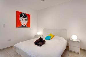 Rúm í herbergi á Modern Seaview Apartment In a Prime Location