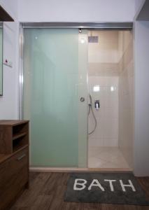 W łazience znajduje się prysznic ze szklanymi drzwiami. w obiekcie Apartment Diamond CENTER Gabrovo w mieście Gabrowo