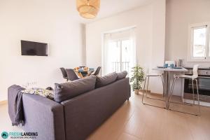 salon z kanapą i stołem w obiekcie Rayito by FreshLanding w Maladze