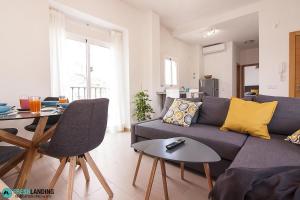 salon z kanapą i stołem w obiekcie Rayito by FreshLanding w Maladze