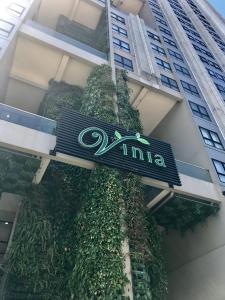 una señal en el lado de un edificio con plantas en Vinia Residences + Versaflats, en Manila