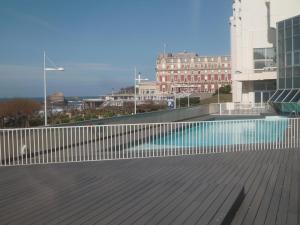una piscina en la azotea de un edificio en STUDIO Grande Plage de BIARRITZ, en Biarritz