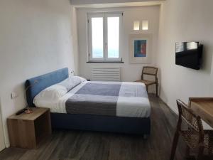 ein Schlafzimmer mit einem großen Bett und einem Fenster in der Unterkunft Fivestay Casa Gabriella in Vernazza