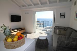 ein Wohnzimmer mit einer Obstschale auf dem Tisch in der Unterkunft Fivestay Casa Gabriella in Vernazza