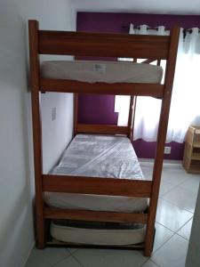 a couple of bunk beds in a room at BELÍSSIMA CASA ILHABELA in Ilhabela