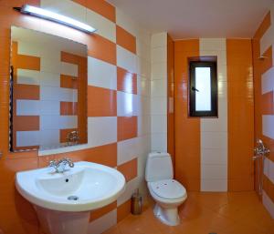 een badkamer met een wastafel en een toilet bij Chorbadji Petkovi Hanove in Obzor