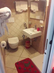 チェーリエ・メッサーピカにあるRoom 46の小さなバスルーム(洗面台、トイレ付)