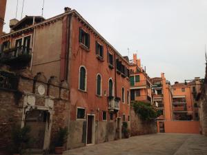 Une ruelle dans une vieille ville avec des bâtiments dans l'établissement Locazione Turistica Corte Vecchia, à Venise