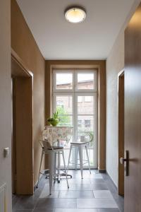 a dining room with a table and chairs and a window at Pension-City-Kontor-Erfurt in Erfurt