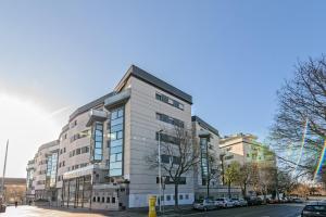 a tall white building on the side of a street at Apartamento lujo& piscina junto Barcelona Centro in Ripollet