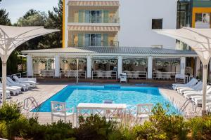 Basen w obiekcie Hotel Bryza Resort & Spa lub w pobliżu