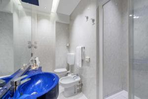 bagno con lavandino blu e servizi igienici di Mastino Rooms a Verona