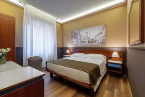 um quarto de hotel com uma cama e uma cozinha em Mastino Rooms em Verona