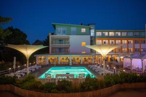 hotel z basenem przed budynkiem w obiekcie Hotel Bryza Resort & Spa w Juracie