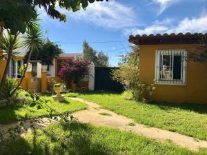 a yard with a house and a fence at Casa Entre Armonías in Zahara de los Atunes