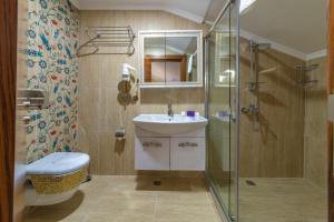Koupelna v ubytování Vision Deluxe Hotel + 37 fotografií