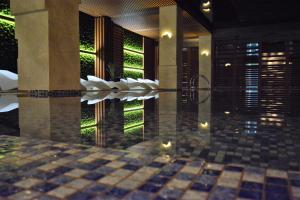bagno con doccia e pavimento a scacchiera di Fabesca Boutique Hotel & SPA a Sovata