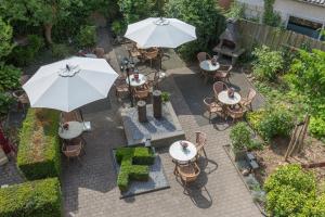 an overhead view of a patio with tables and umbrellas at Fletcher Hotel Valkenburg in Valkenburg