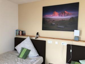 Pokój z kanapą i zdjęciem na ścianie w obiekcie Kraft Hotel Alzey Worms A61 w mieście Gundersheim