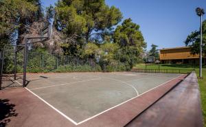 Tenis a/nebo squash v ubytování Hacienda Forest View Hotel nebo okolí