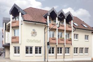 un bâtiment avec un panneau sur son côté dans l'établissement Ferienwohnung Nickmann im Scheffelhof, à Bad Säckingen