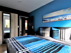 ein blaues Schlafzimmer mit einem Bett mit blauer Wand in der Unterkunft Ferienwohnung Nickmann im Scheffelhof in Bad Säckingen