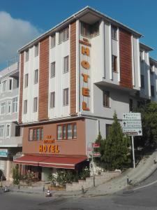 een hotel met een hotelbord aan de zijkant van een gebouw bij NEW BEYLERBEYİ HOTEL in Istanbul