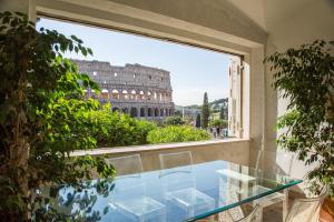 una ventana en un edificio con vistas al coliseo en 47Luxury Suites - Colosseo, en Roma