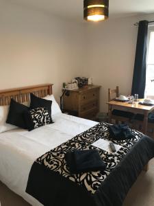 A bed or beds in a room at Beightons Bed and Breakfast 