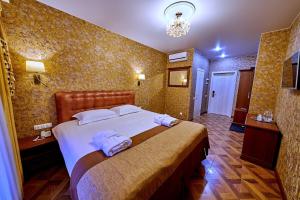 1 dormitorio con 1 cama grande y toallas. en Реверанс отель, en San Petersburgo