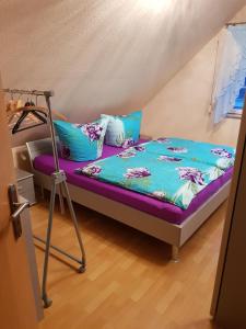 a bed in a room with a ladder at Messe- und Gästezimmer in Hannover