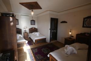 a room with two beds in a room with lights at Nilya Hotel in Selçuk