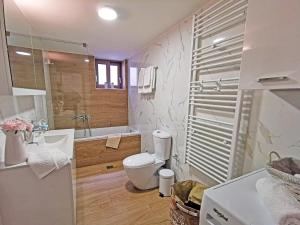 W łazience znajduje się toaleta, wanna i umywalka. w obiekcie Casa Luna w Retimnie +22 zdjęcia
