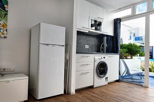 een keuken met een koelkast en een wasmachine bij Vanessa Puerto del Carmen in Tías