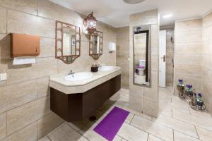 a bathroom with a sink and a mirror at Aparthotel Los Dragos del Sur in Puerto de Santiago