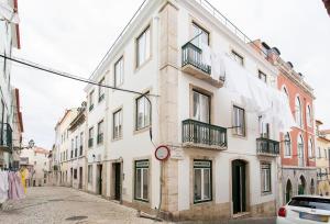 リスボンにあるSevera Apartmentsの通りの赤い看板白い建物