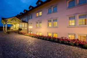 un gran edificio blanco con flores delante en Hotel Linderhof, en Erfurt