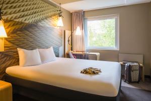 Ein Bett oder Betten in einem Zimmer der Unterkunft ibis Zürich Messe Airport