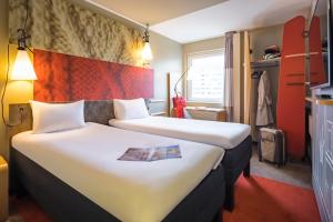 - une chambre d'hôtel avec 2 lits dans l'établissement ibis Zürich Messe Airport, à Zurich