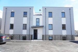 une maison avec une voiture garée devant dans l'établissement Stones Throw, à Newquay