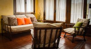 A seating area at Casa de aldea Collera